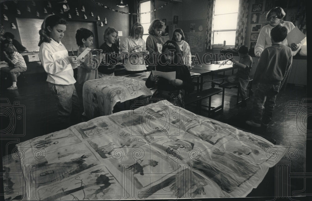 1992, Juliane Rae Muller Advises Fourth-Graders At Shorewood School - Historic Images