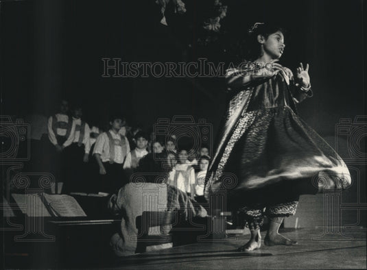 Press Photo Poonam Nirmal Performs At Whole World Celebrates Pageant, Shorewood - Historic Images