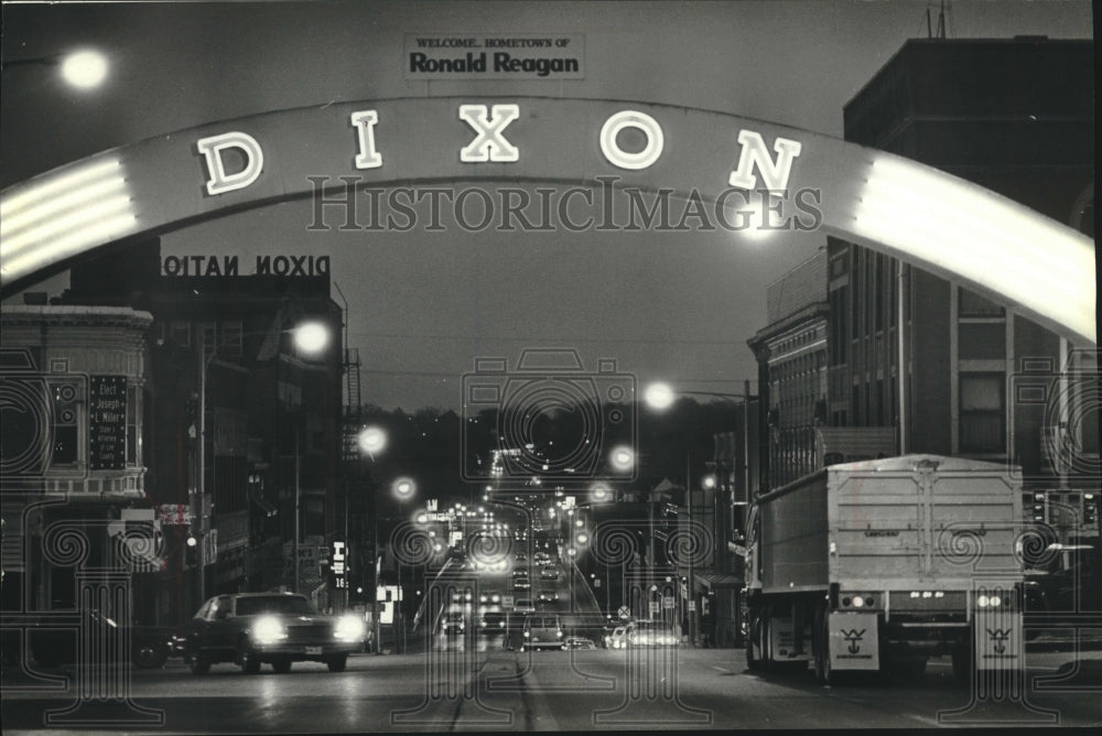 1980 Press Photo Downtown view, main street Dixon arch sign, Dixon, Illinois - Historic Images