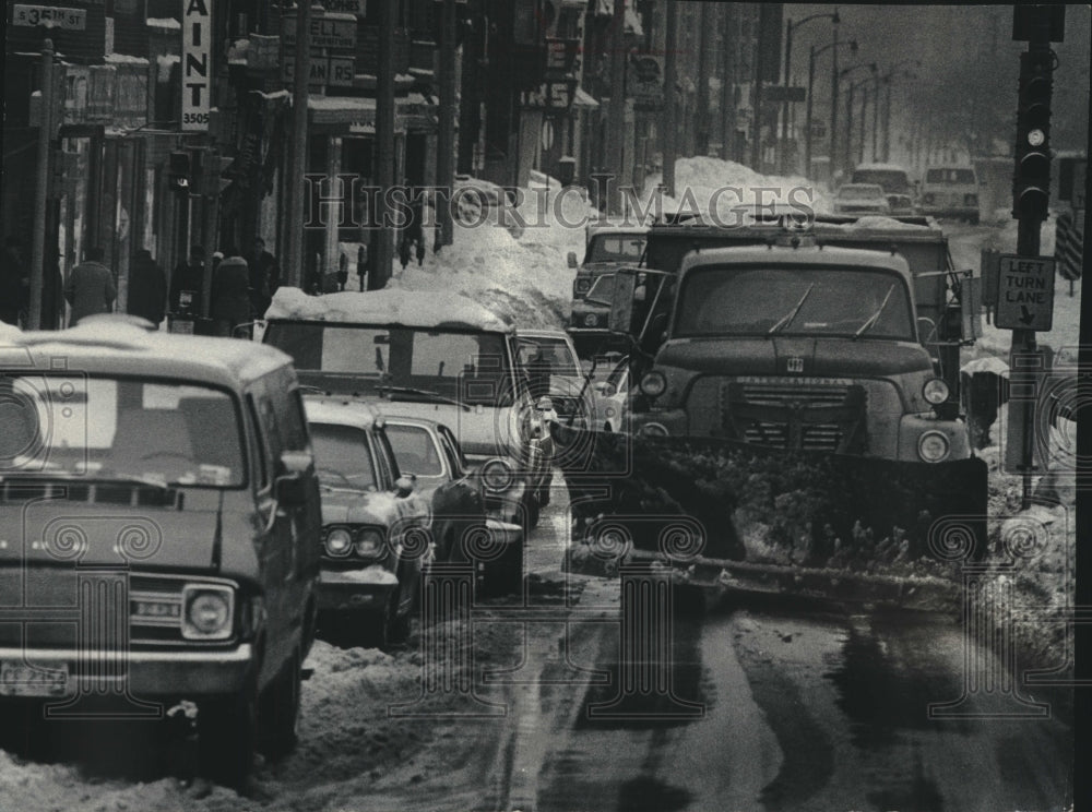 1979 Press Photo Snow plow squeezing by traffic divider, Milwaukee, Wisconsin - Historic Images