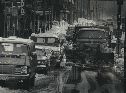 1979 Press Photo Snow plow squeezing by traffic divider, Milwaukee, Wisconsin - Historic Images