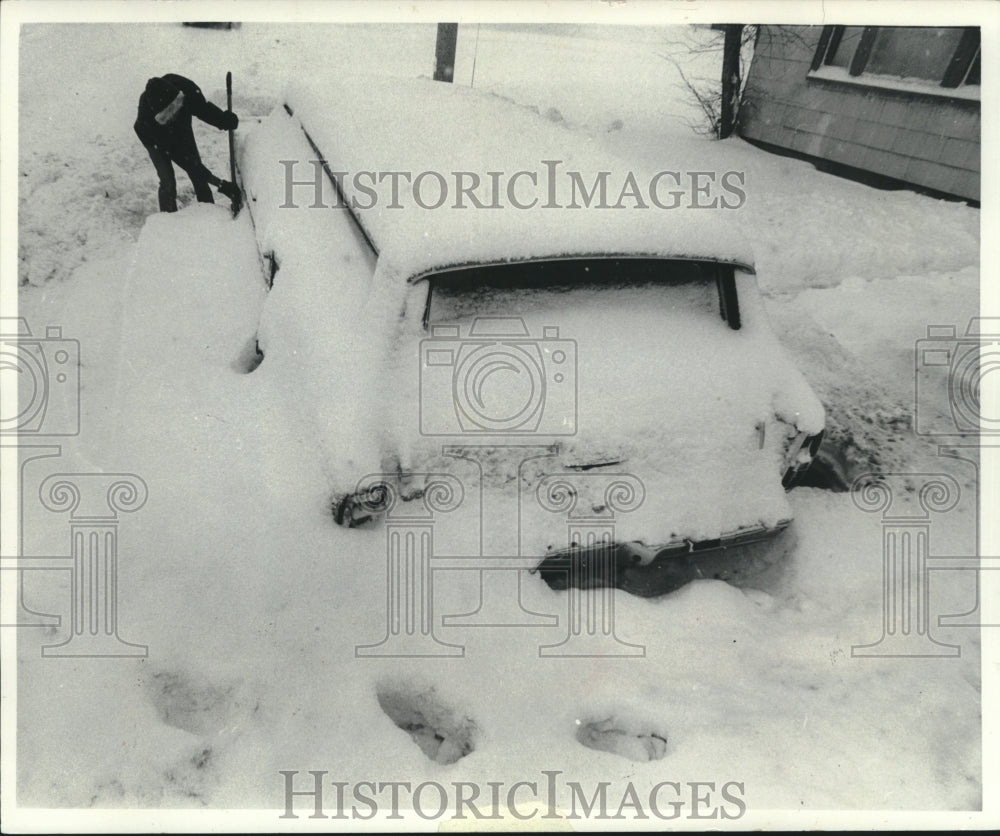 1979, Joseph Jones clearing snow from his car, Milwaukee, Wisconsin - Historic Images