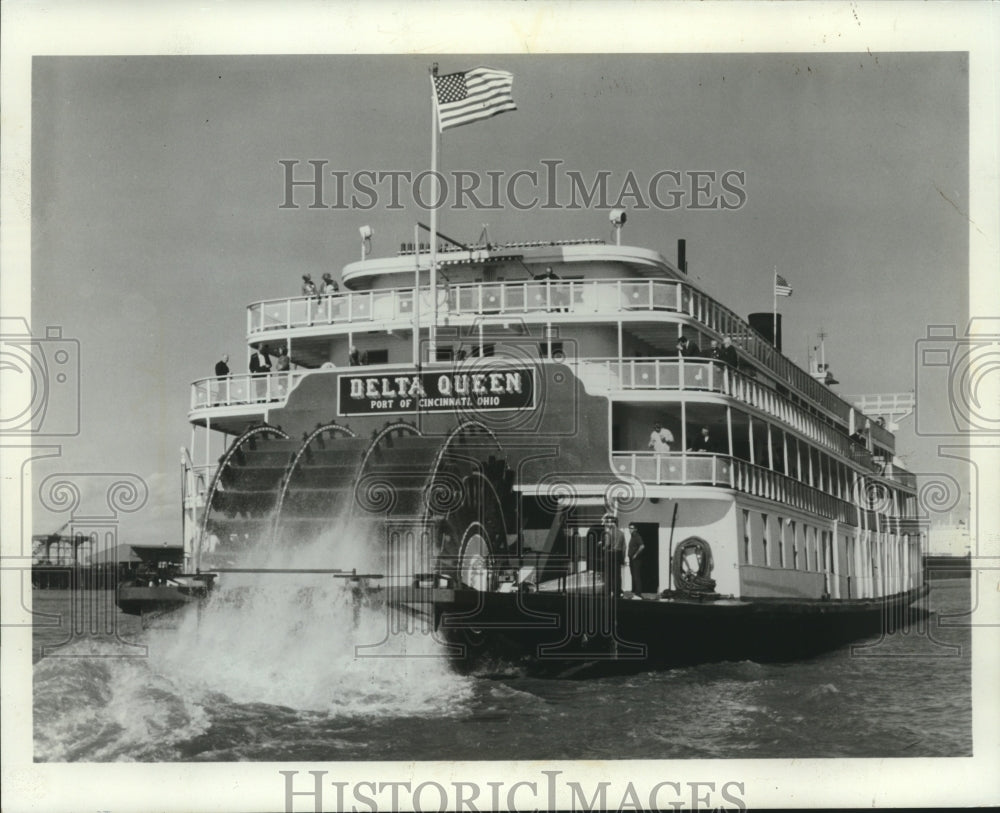 1971 Press Photo Despite floods, the paddle-wheeler Delta Queen is in business - Historic Images