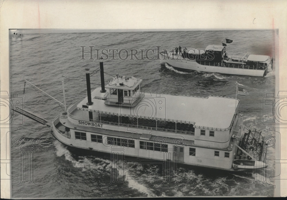 1963 Press Photo A sternwheeler steamed into Philadelphia on the Delaware river - Historic Images