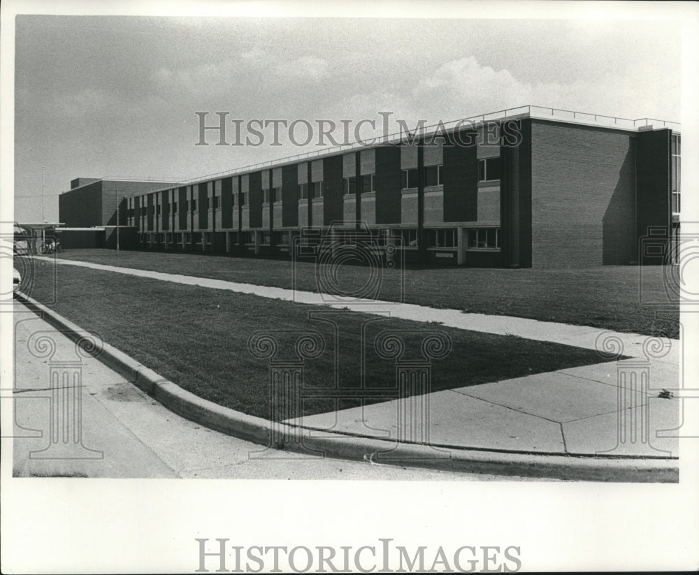 1966 Press Photo Exterior view Madison High School. Wisconsin - mjc24169 - Historic Images
