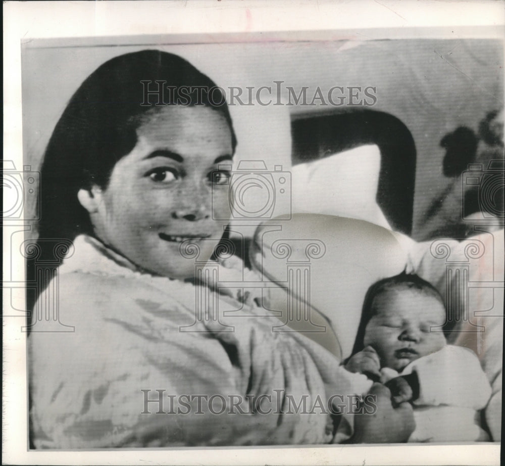 1963 Press Photo Actress Nancy Kwan &amp; her infant son at hospital, Austria - Historic Images