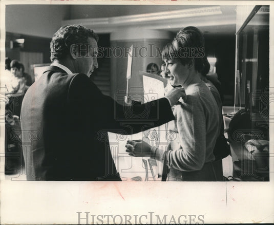1968 Press Photo Paul Newman puts pin on Alverno college students, Milwaukee - Historic Images
