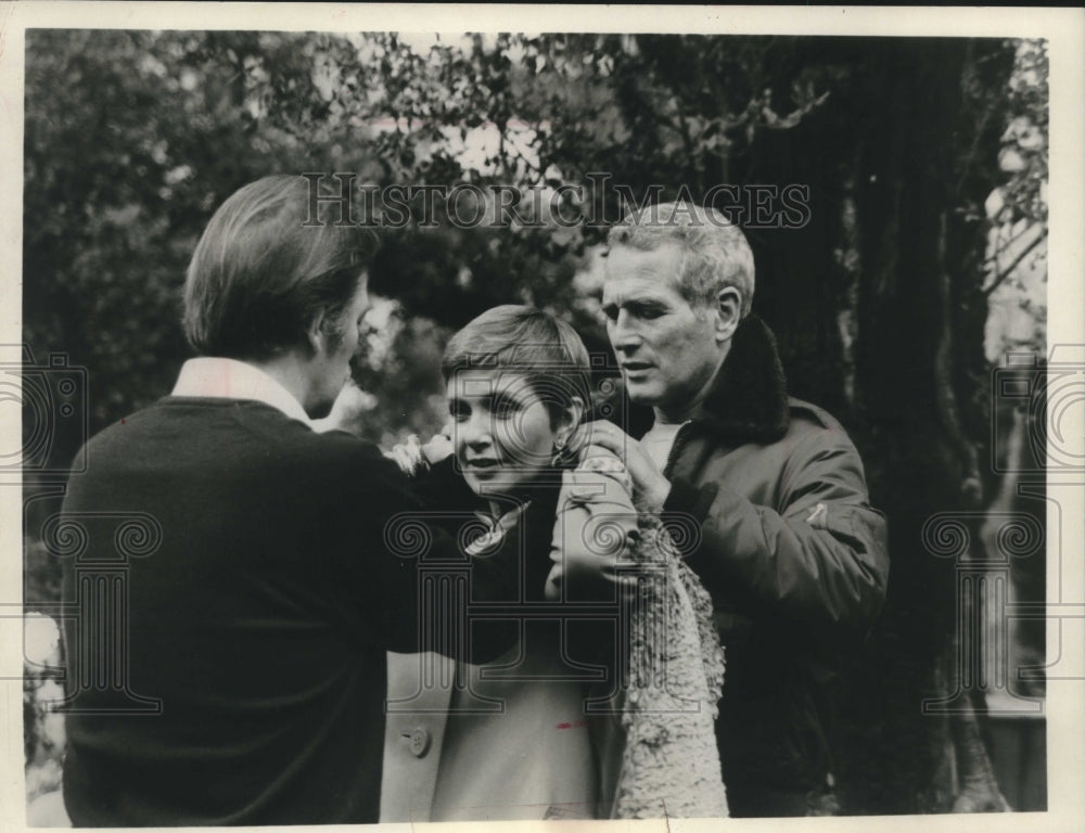 1980 Paul Newman helps Joanne Woodward with coat - Historic Images