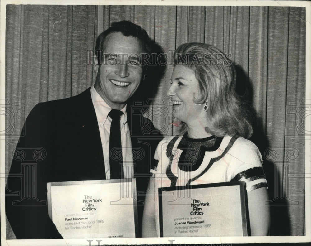 1969 Press Photo Paul Newman, Joanne Woodward hold New York Film Critic Awards - Historic Images