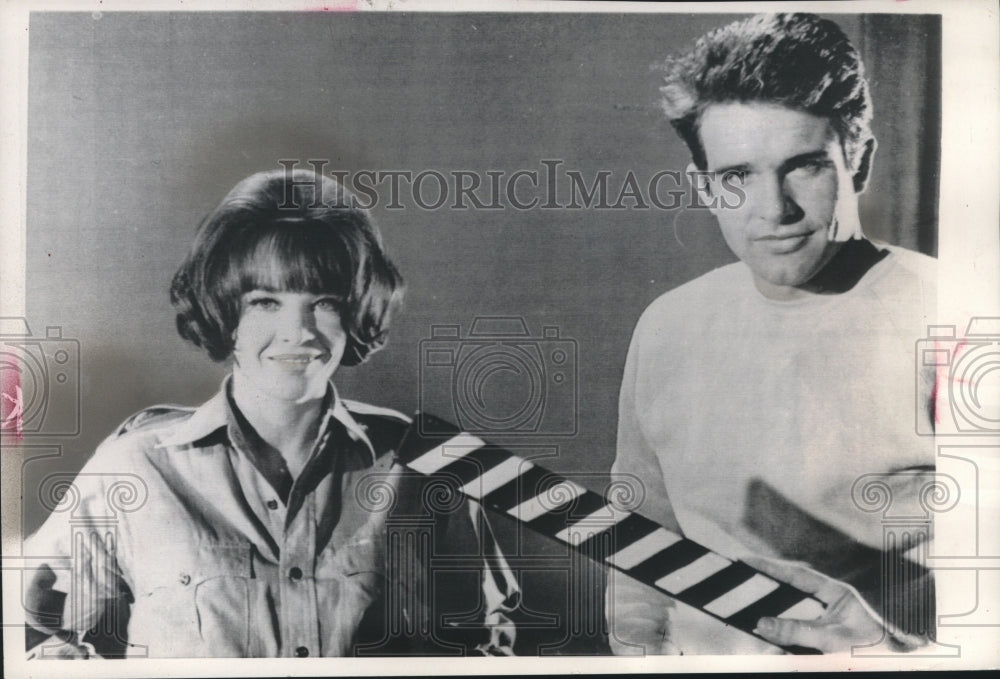1965 Press Photo Leslie Caron &amp; Warren Beatty stare in &quot;Promise Her Anything&quot;-Historic Images