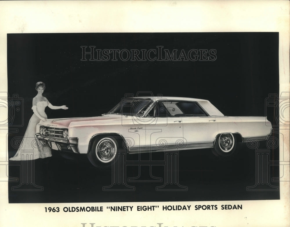 1963 Press Photo Woman Shows Oldsmobile &#39;Ninety Eight&#39; Holiday Sports Sedan - Historic Images