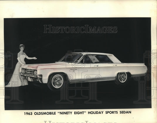 1963 Press Photo Woman Shows Oldsmobile 'Ninety Eight' Holiday Sports Sedan - Historic Images