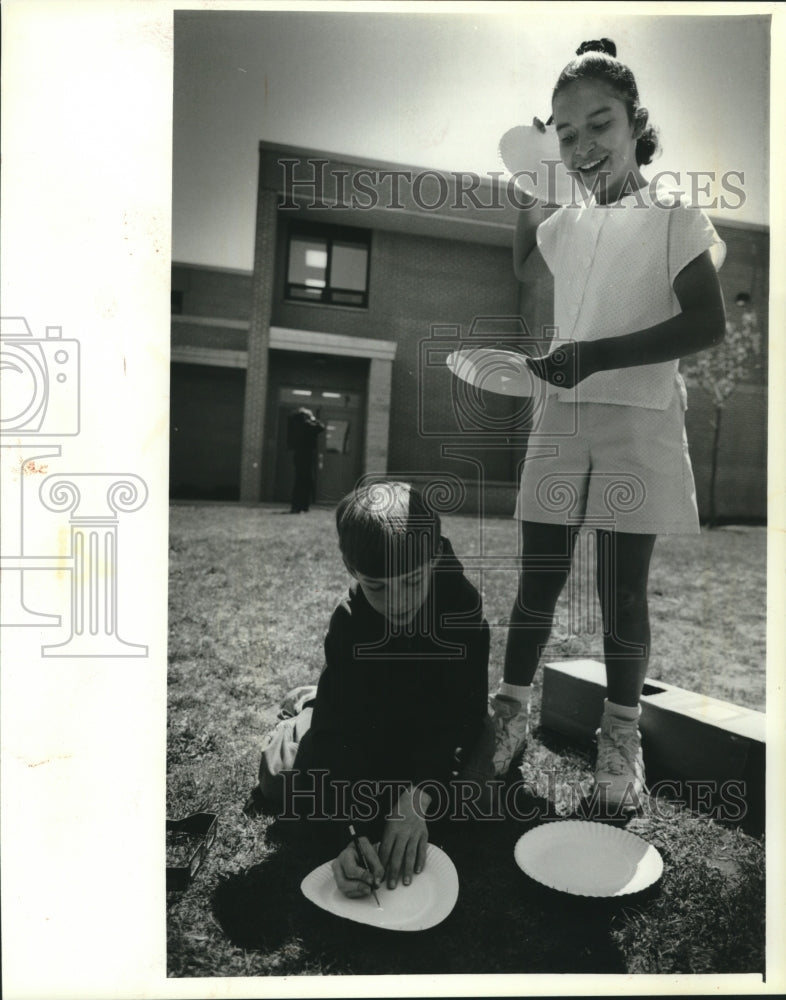 1994 Press Photo Claudia Cantre And Tim Kavem Do Solar Eclipse Project - Historic Images