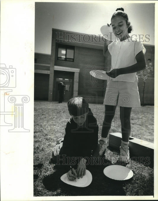 1994 Press Photo Claudia Cantre And Tim Kavem Do Solar Eclipse Project - Historic Images