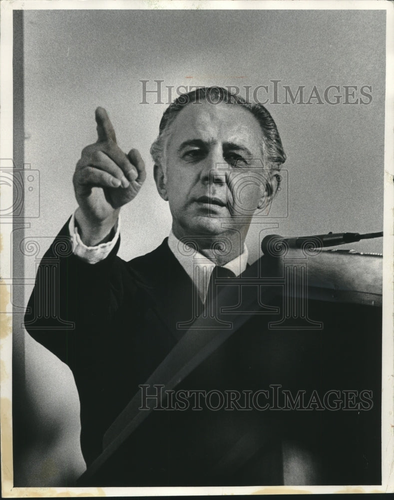 1973 Press Photo Judge Christ Seraphim At Podium Points Finger Towards Audience-Historic Images