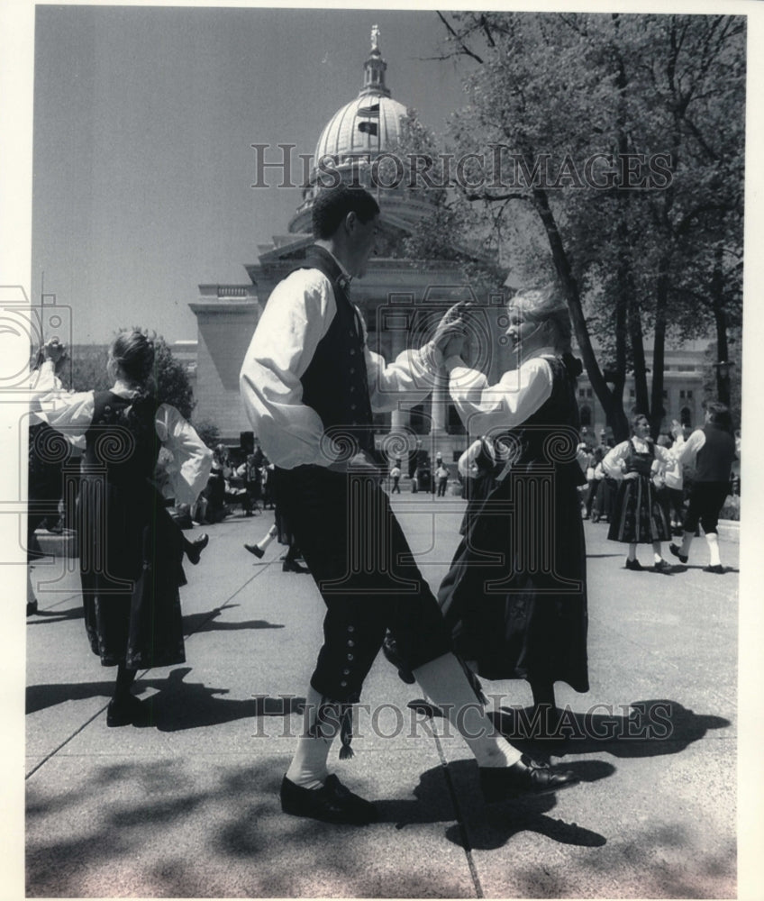 1993 Press Photo Wisconsin's Stoughton High School Norwegian Dancers in action - Historic Images