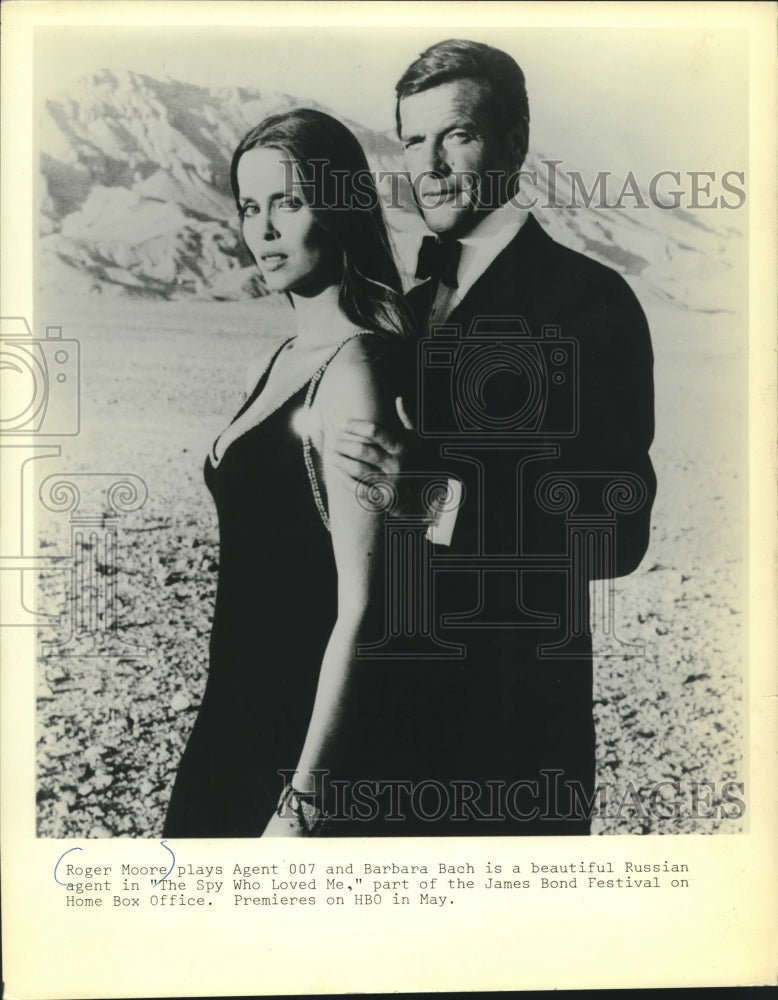 1980 Press Photo Roger Moore &amp; Barbara Bach in &quot;The Spy Who Loved Me&quot; - Historic Images