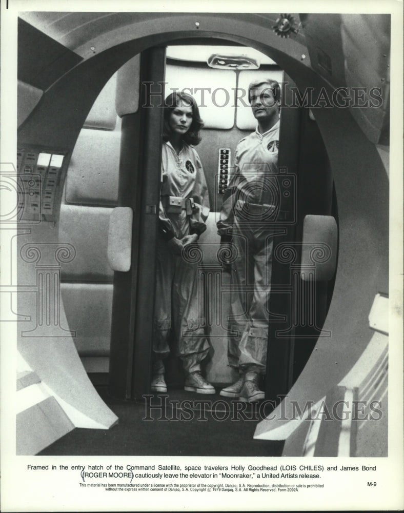 1979 Press Photo Roger Moore & Lois Chiles star in "Moonraker" - mjc24434 - Historic Images