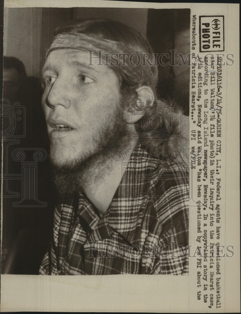 1975 Press Photo Basketball star Bill Walton questioned by FBI, Long Island - Historic Images