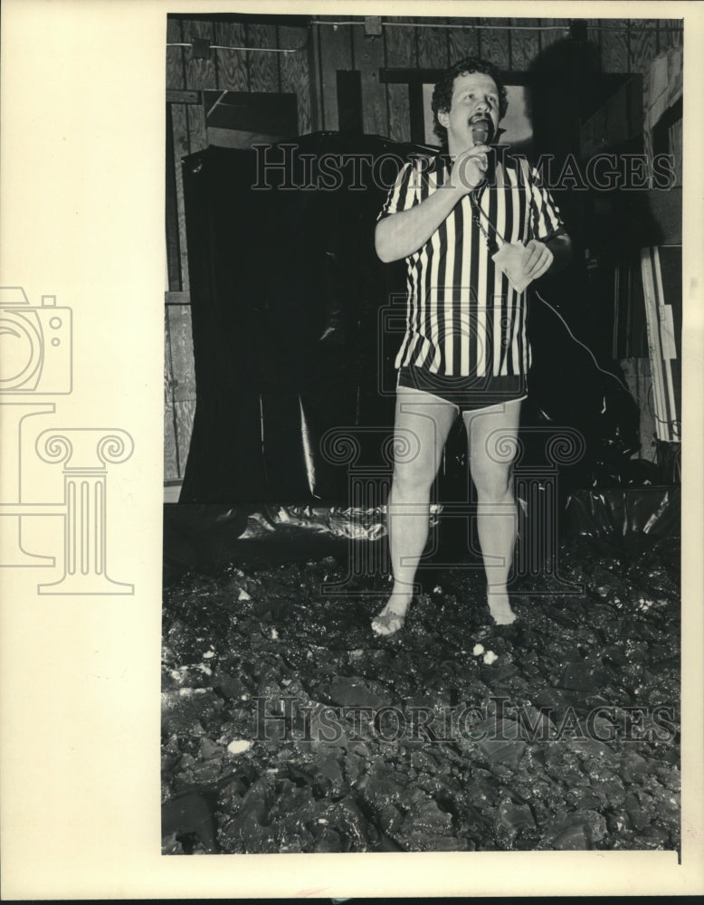 1986 Press Photo Dale Prochnow Stands In Gelatin To Make Wrestling Announcements - Historic Images