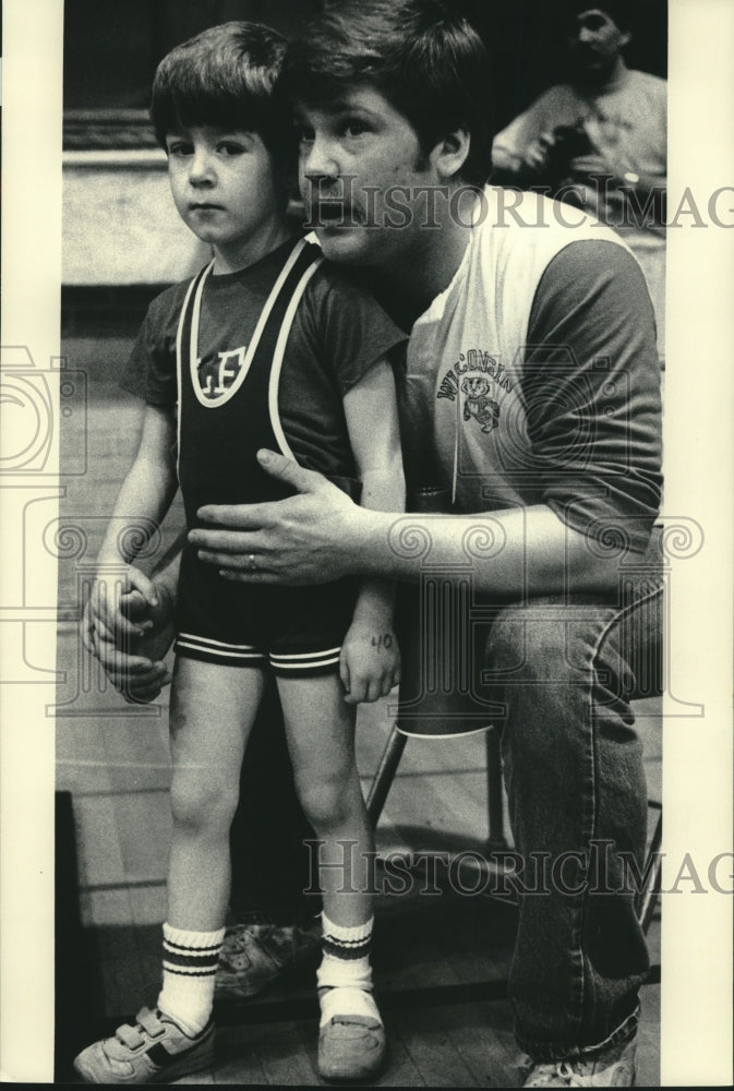 1986 Coach Encourages Vogel At Hartford Wrestling Club Tournament - Historic Images
