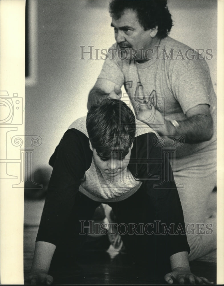 1986 Press Photo Dietzler Uses Steve Morin As A Wrestling Model - mjc24540 - Historic Images