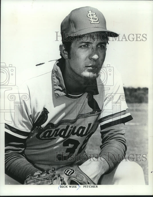 1973 Press Photo Rick Wise kneeling in his St. Louis Cardinal's uniform. - Historic Images