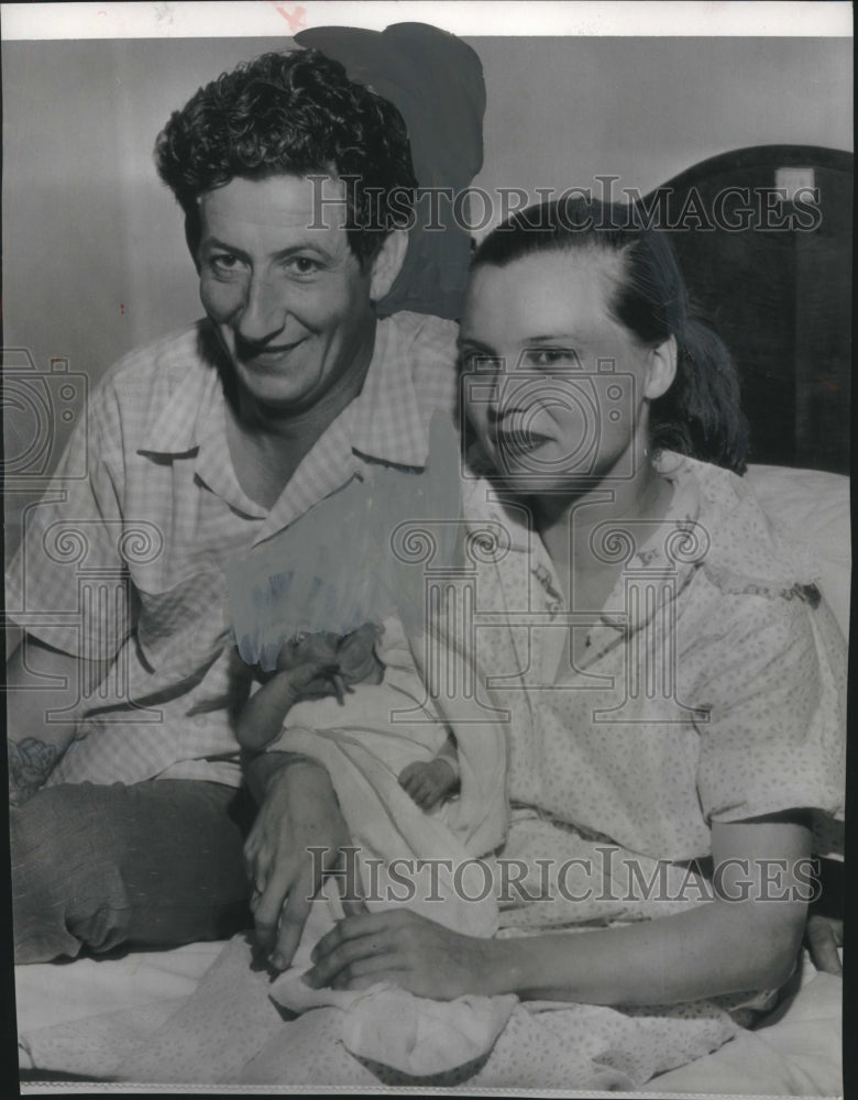 1956 Press Photo Charles Commando Kelly With Wife And Newborn In Louisville - Historic Images