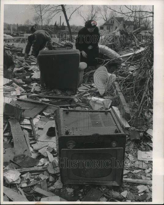 1958 Press Photo Ruins of Alex Mashock home being searched, Wisconsin - Historic Images