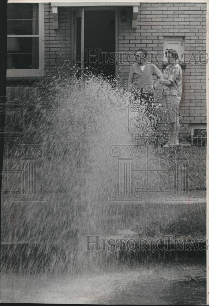 1964 Press Photo A pump removes water from the Riemer home after Milwaukee storm - Historic Images