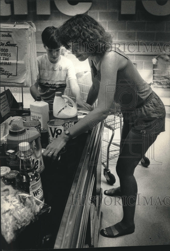 1988 Candy Conlan Packs Groceries With Daughter Betsy At Supermarket - Historic Images