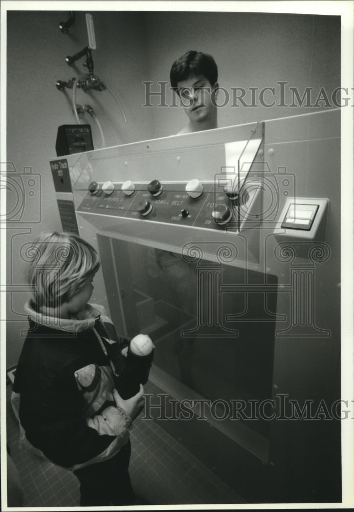 1993 Press Photo Hydro Track demonstration at Sports Medicine Institute, Mequon - Historic Images