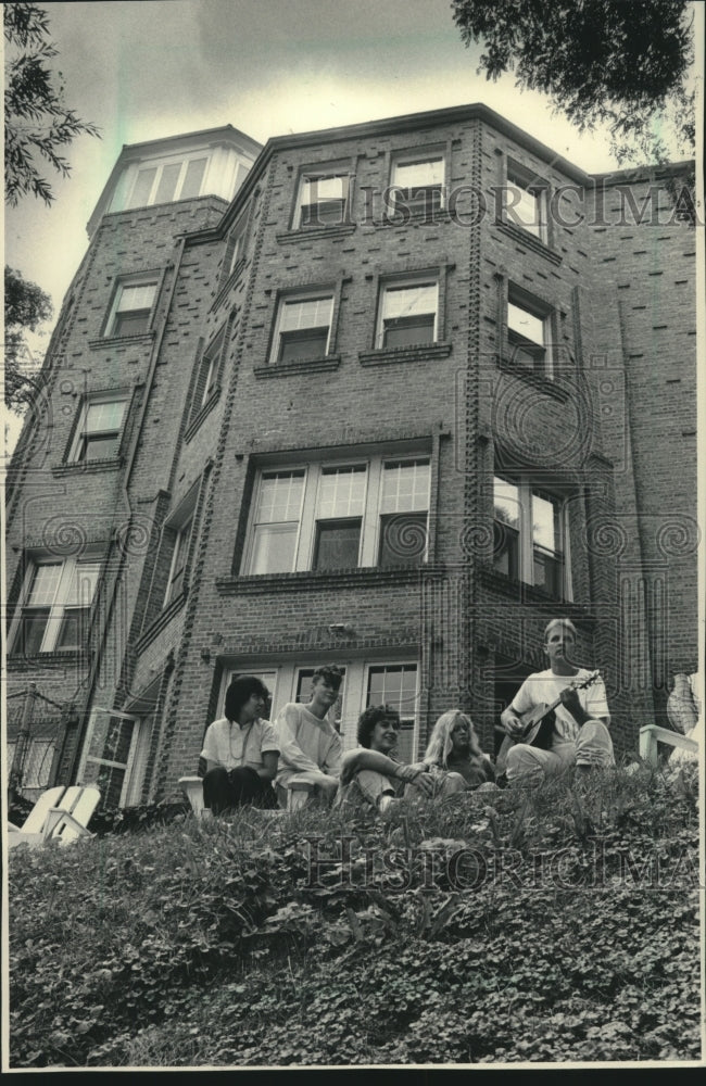 1985 University of Wisconsin-Madison students singing outside - Historic Images