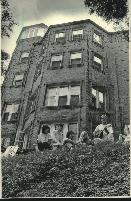 1985 University of Wisconsin-Madison students singing outside - Historic Images