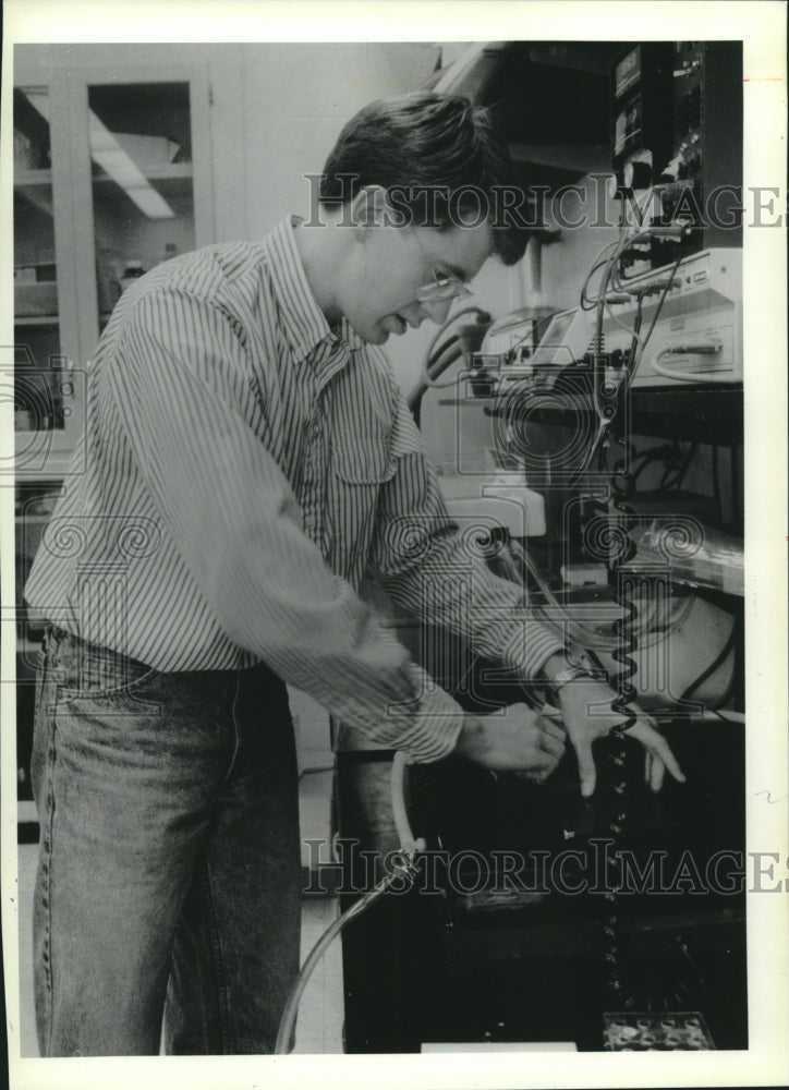 1990 Press Photo Michael Koob works with DNA, University of Wisconsin-Madison - Historic Images