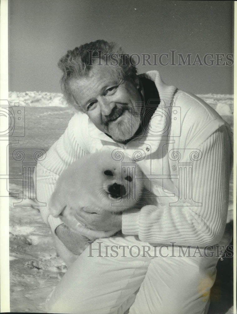 1987, Brian Davies Hugs Baby Seal In The Gulf Of Saint Lawrence - Historic Images