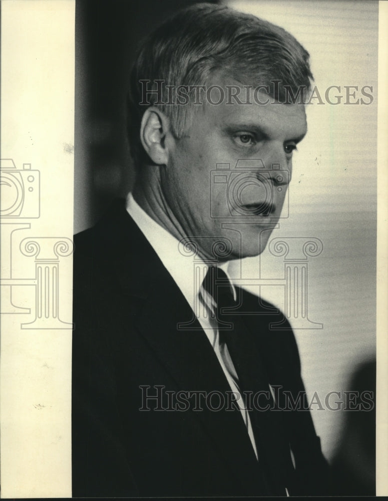 1985, University Of Wisconsin-Madison Kenneth Shaw At News Conference - Historic Images