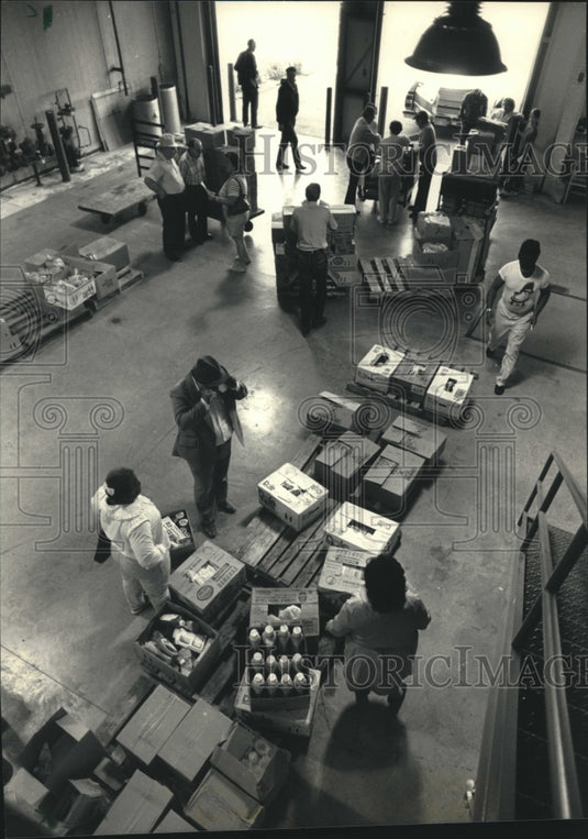 1987 Second Harvesters Of Wisconsin Move Donated Food In Warehouse - Historic Images
