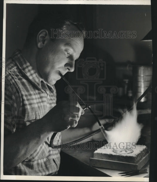1952 Press Photo James Davis a Lapidarist (silversmith) using blowpipe for mount-Historic Images