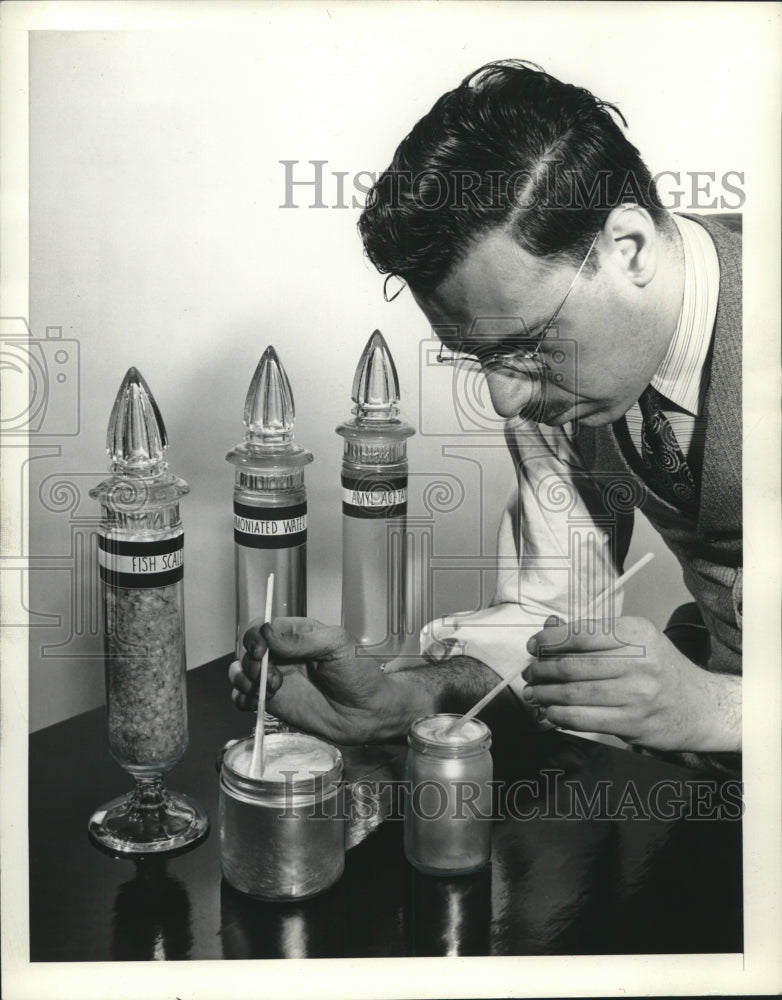 1942 Press Photo Man dips hard balls into pearl solution, with three ingredients - Historic Images