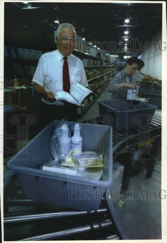 1993 Press Photo Robert Sullivan founder at factory, Sullivan Dental, Wisconsin. - Historic Images