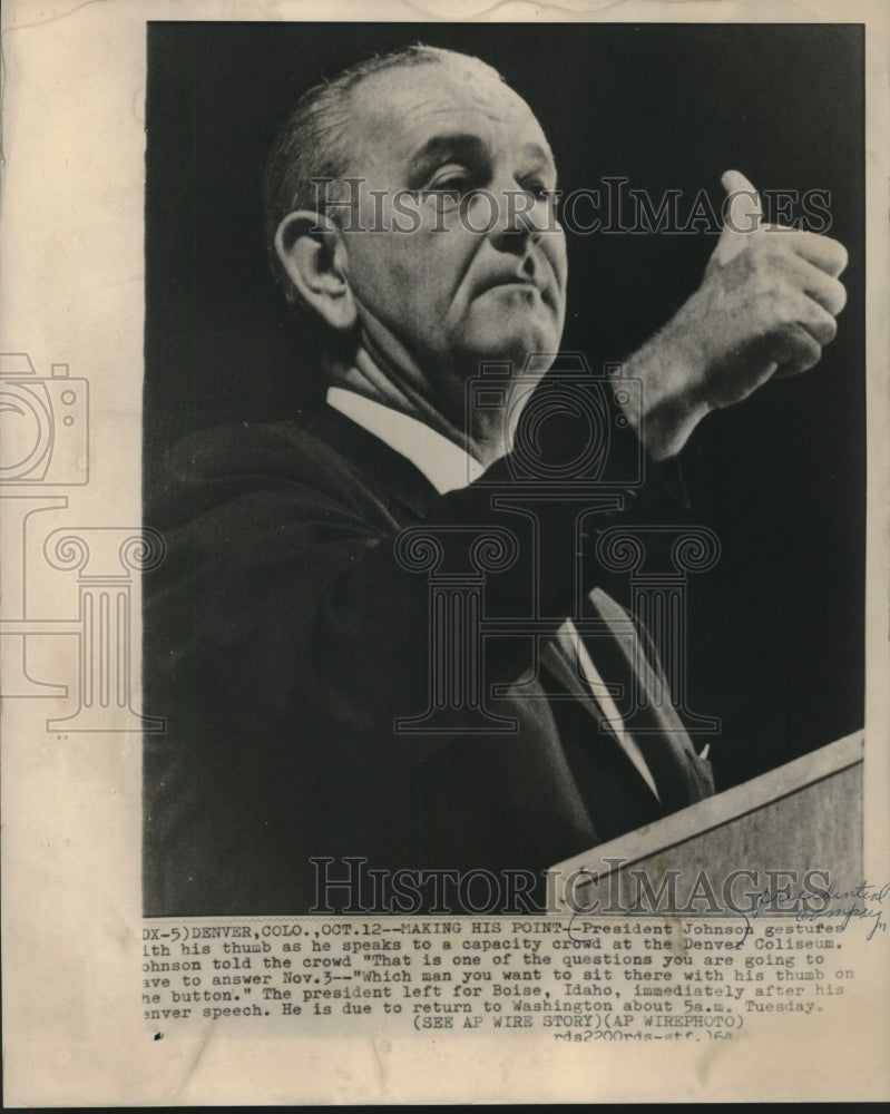 1964 Press Photo President Johnson Gestures With Thumb Up At Crowd In Denver- Historic Images