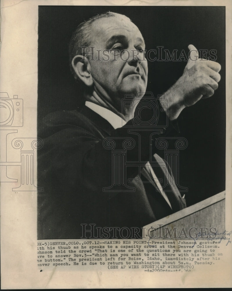 1964 Press Photo President Johnson Gestures With Thumb Up At Crowd In Denver- Historic Images