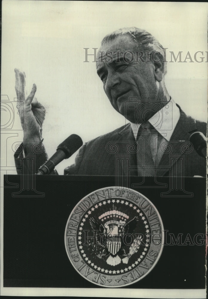 1968 Press Photo President Johnson Addresses Crowd At Huntington Airport - Historic Images