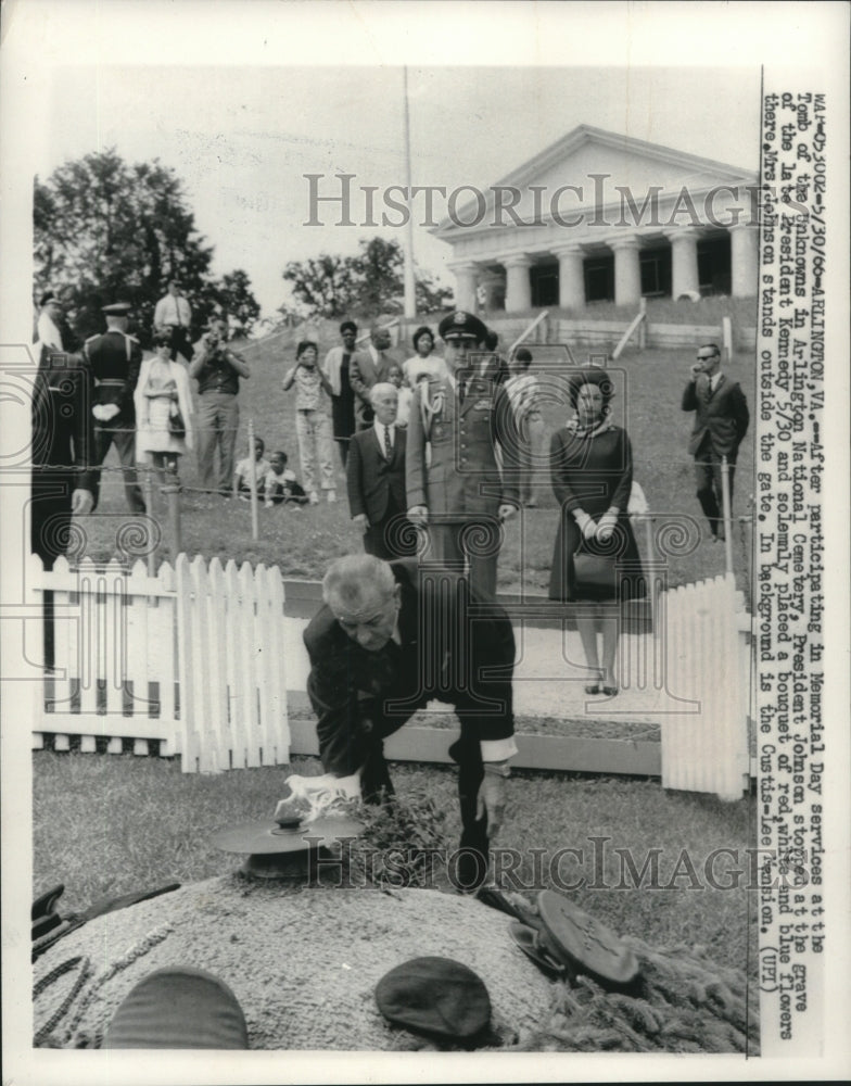 1966, President Johnson at President Kennedy&#39;s grave in Arlington - Historic Images