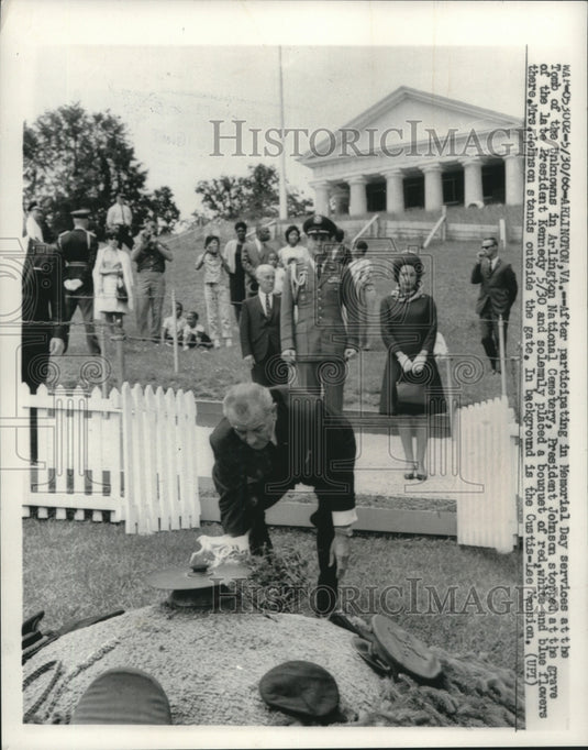 1966, President Johnson at President Kennedy's grave in Arlington - Historic Images