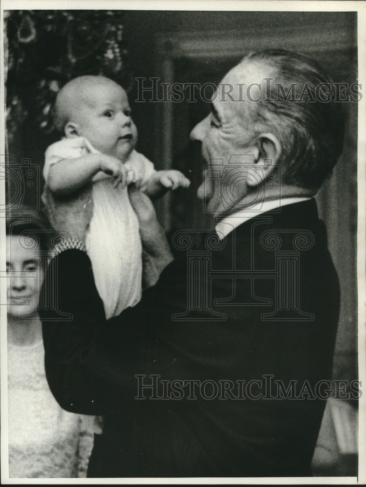 1967 Press Photo President Lyndon Johnson & his grandson Lyn at the White House - Historic Images