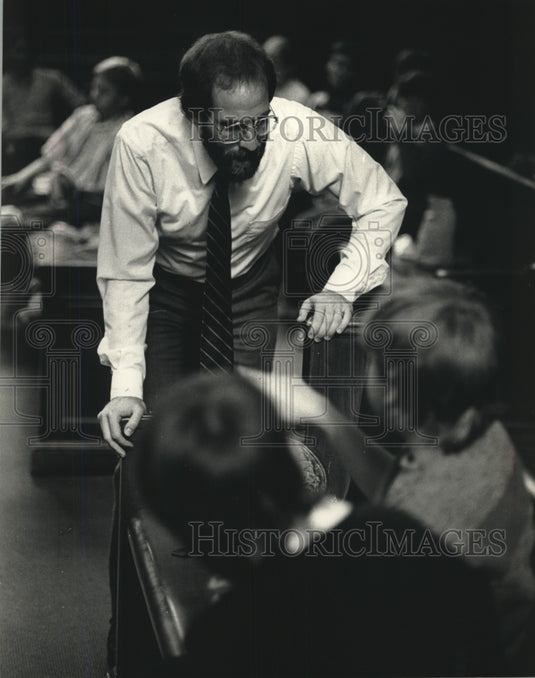 1988, Judge Charles Schudson explains points of law to students - Historic Images