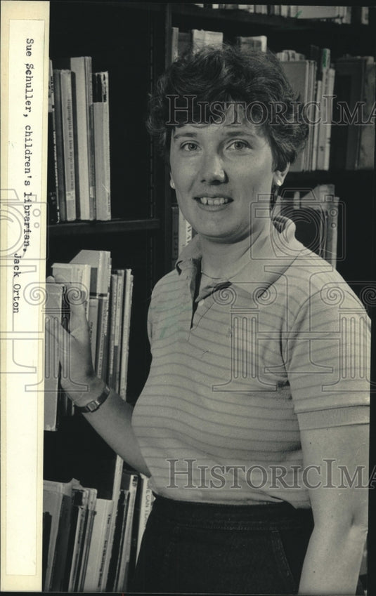 1985 Children's Librarian Susan Schuller At Llewellyn Public Library - Historic Images