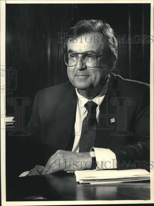 1986 President And CEO Of Northwestern Mutual Life Insurance Company - Historic Images